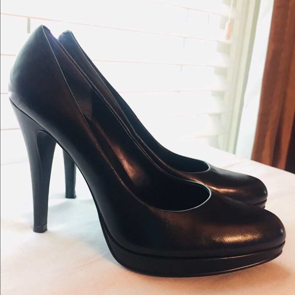 Jeffrey Tyler Black Leather Pumps